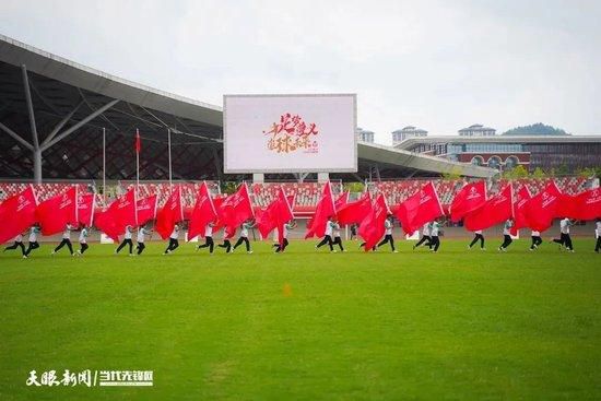 两个年青男人在性爱俱乐部里彼此吸引，他们摸索、进进，耳鬓厮磨后相偕离往，在夜色清冷的巴黎街道上，一路骑着单车好像少年翱翔，赞叹前一刻无与伦比的美好性爱，但是下一分钟实际就浇了他们一盆冷水。当保存可能遭到要挟，恋爱还有继续下往的可能与需要吗？